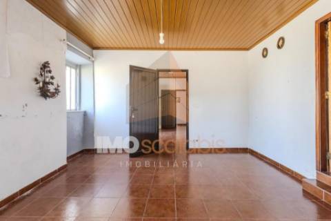 Moradia T2 com Terreno – Casais da Aroeira, Santarém