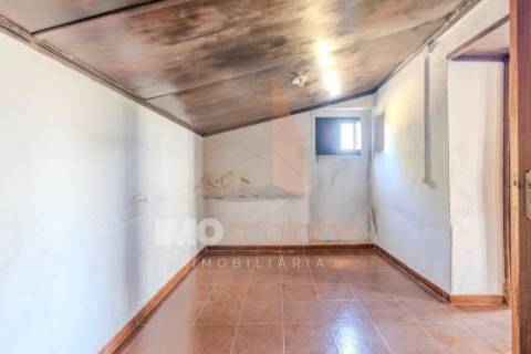 Moradia T2 com Terreno – Casais da Aroeira, Santarém