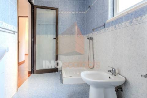 Moradia T2 com Terreno – Casais da Aroeira, Santarém