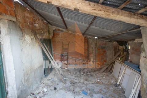 Moradia T2 com Terreno – Casais da Aroeira, Santarém