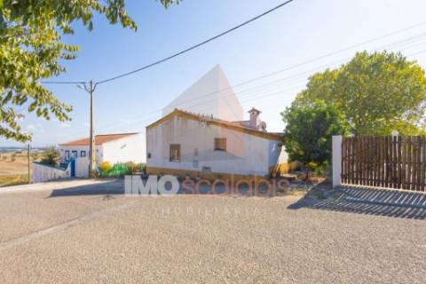 Moradia T2 com Terreno – Casais da Aroeira, Santarém