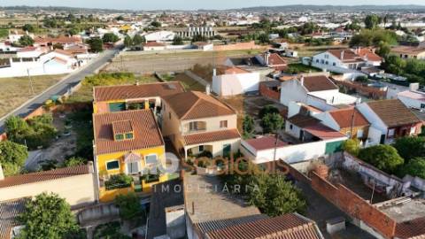 Moradia T4 em Almeirim com garagem, anexo e logradouro