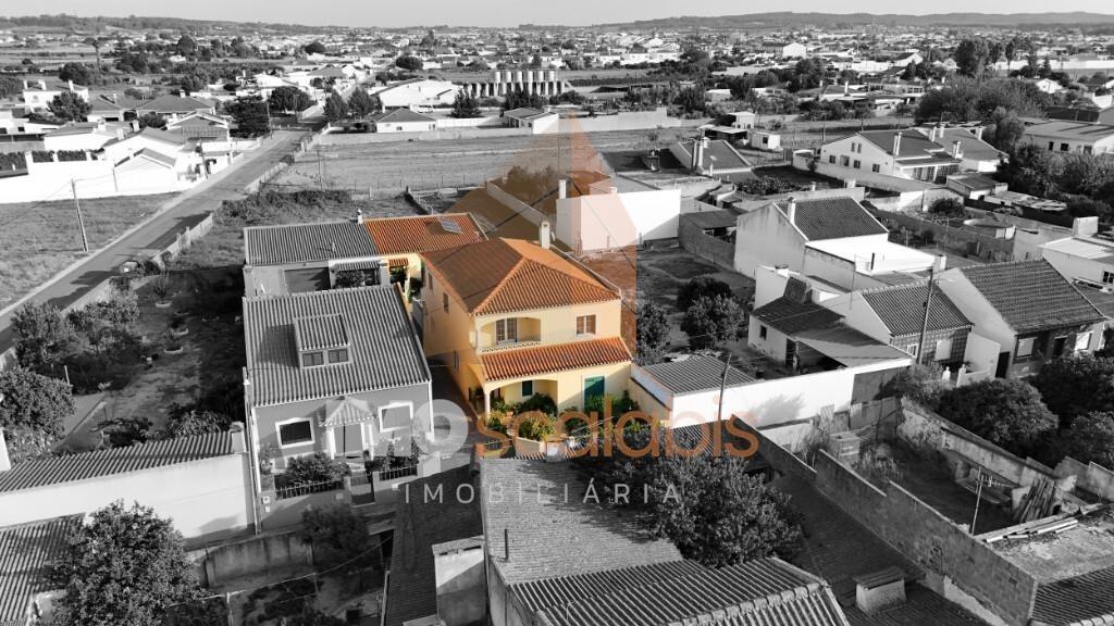 Moradia T4 em Almeirim com garagem, anexo e logradouro