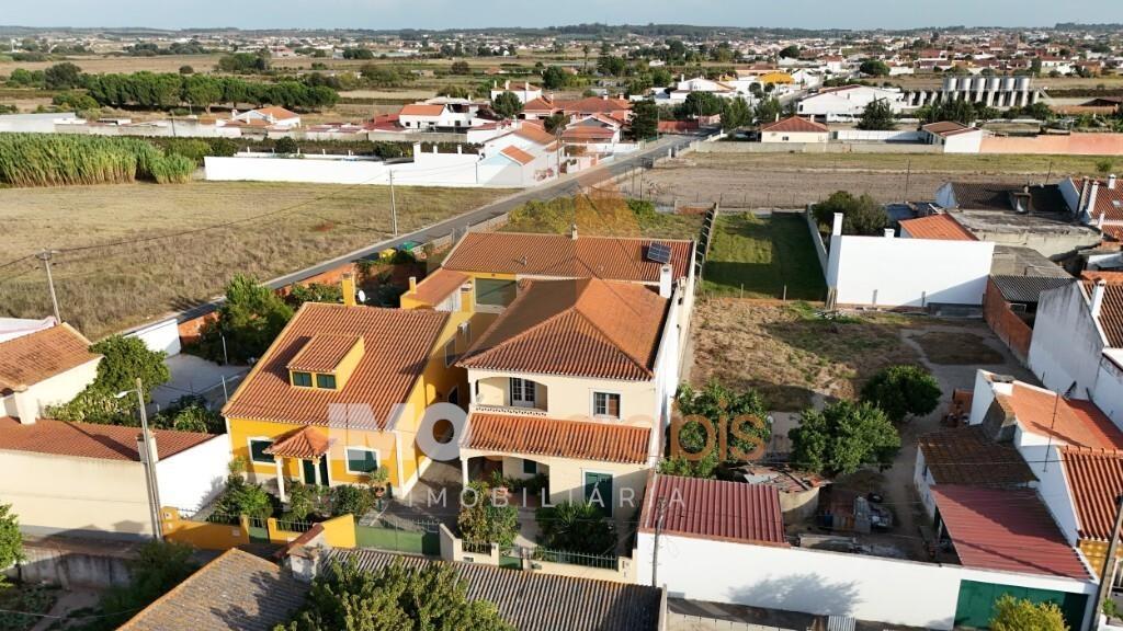 Moradia T4 em Almeirim com garagem, anexo e logradouro