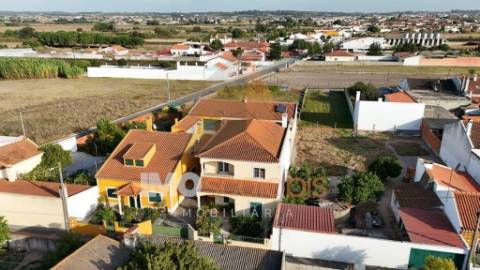 Moradia T4 em Almeirim com garagem, anexo e logradouro