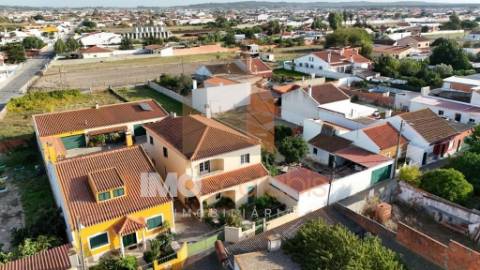 Moradia T4 em Almeirim com garagem, anexo e logradouro