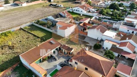 Moradia T4 em Almeirim com garagem, anexo e logradouro