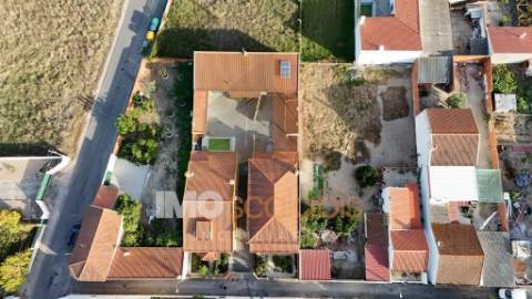 Moradia T4 em Almeirim com garagem, anexo e logradouro