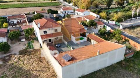 Moradia T4 em Almeirim com garagem, anexo e logradouro