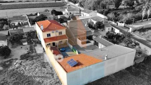 Moradia T4 em Almeirim com garagem, anexo e logradouro