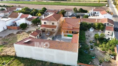 Moradia T4 em Almeirim com garagem, anexo e logradouro