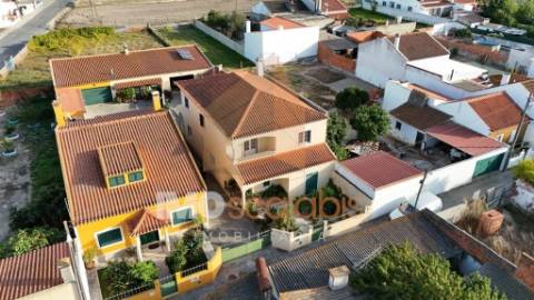 Moradia T4 em Almeirim com garagem, anexo e logradouro