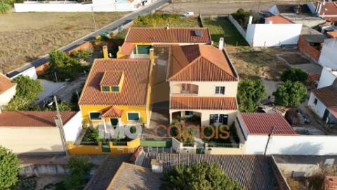Moradia T4 em Almeirim com garagem, anexo e logradouro
