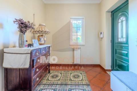 Moradia T4 em Almeirim com garagem, anexo e logradouro