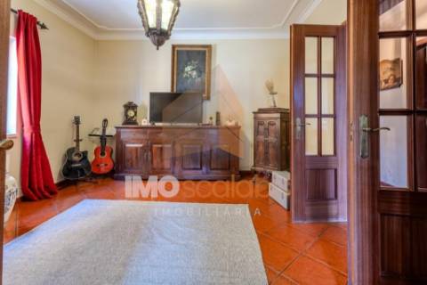 Moradia T4 em Almeirim com garagem, anexo e logradouro