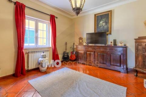 Moradia T4 em Almeirim com garagem, anexo e logradouro