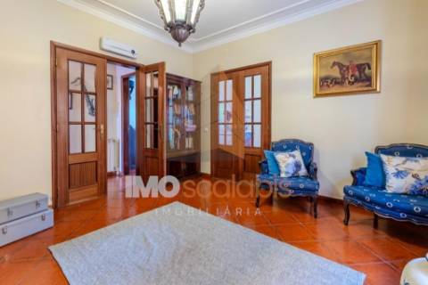 Moradia T4 em Almeirim com garagem, anexo e logradouro