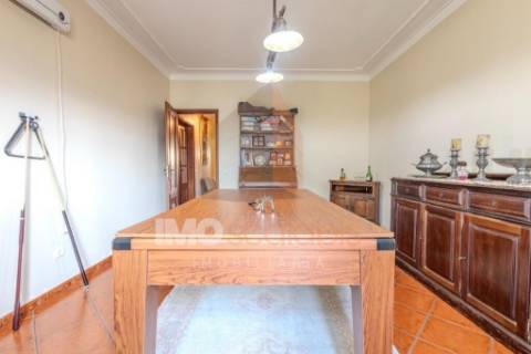 Moradia T4 em Almeirim com garagem, anexo e logradouro