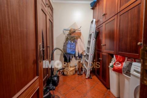 Moradia T4 em Almeirim com garagem, anexo e logradouro