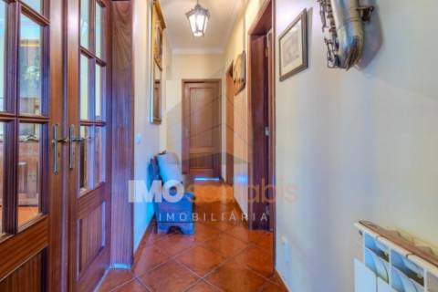 Moradia T4 em Almeirim com garagem, anexo e logradouro
