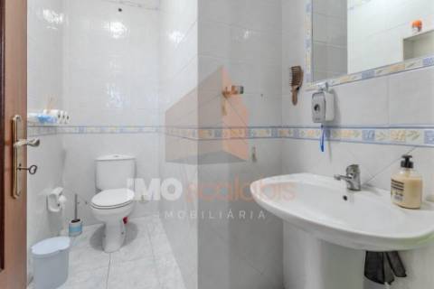 Moradia T4 em Almeirim com garagem, anexo e logradouro