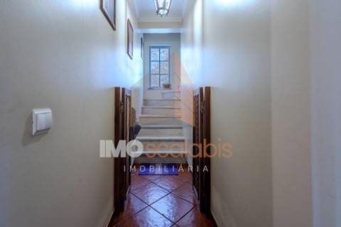 Moradia T4 em Almeirim com garagem, anexo e logradouro