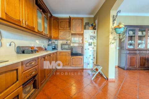 Moradia T4 em Almeirim com garagem, anexo e logradouro