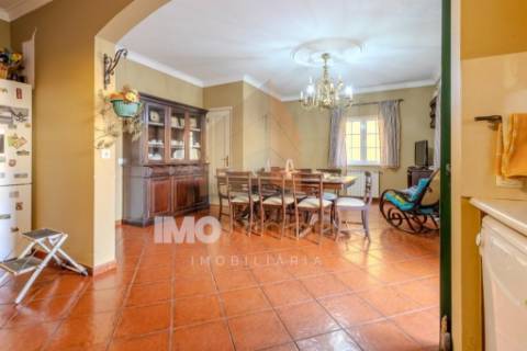 Moradia T4 em Almeirim com garagem, anexo e logradouro