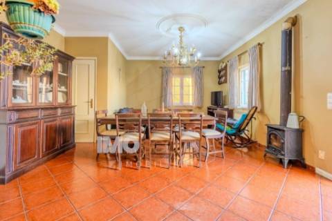 Moradia T4 em Almeirim com garagem, anexo e logradouro