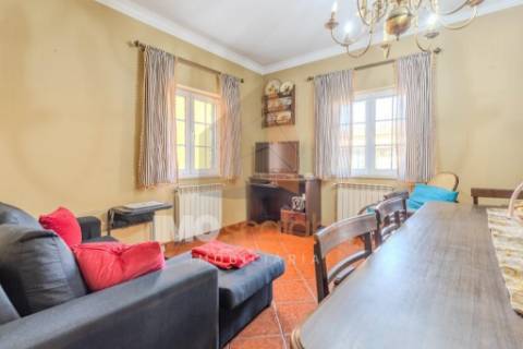 Moradia T4 em Almeirim com garagem, anexo e logradouro