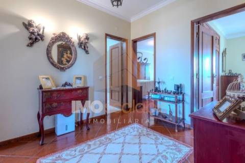 Moradia T4 em Almeirim com garagem, anexo e logradouro