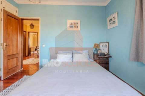 Moradia T4 em Almeirim com garagem, anexo e logradouro