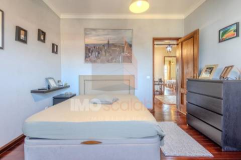 Moradia T4 em Almeirim com garagem, anexo e logradouro