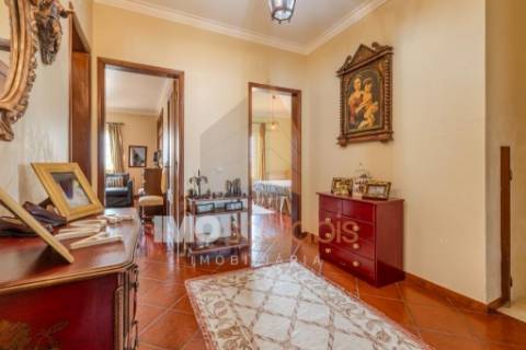 Moradia T4 em Almeirim com garagem, anexo e logradouro