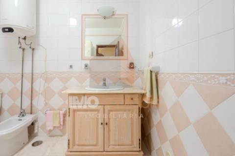 Moradia T4 em Almeirim com garagem, anexo e logradouro