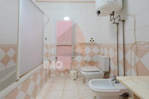 Moradia T4 em Almeirim com garagem, anexo e logradouro