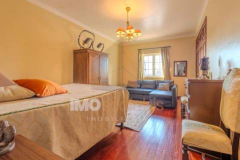 Moradia T4 em Almeirim com garagem, anexo e logradouro