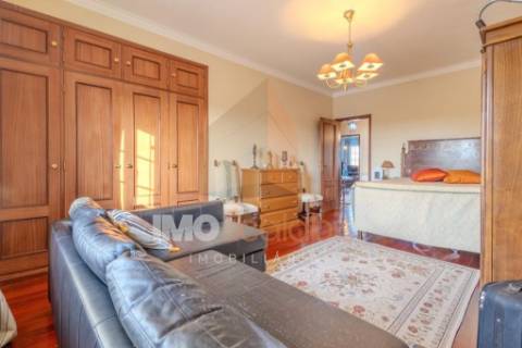 Moradia T4 em Almeirim com garagem, anexo e logradouro