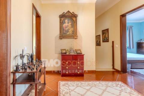 Moradia T4 em Almeirim com garagem, anexo e logradouro