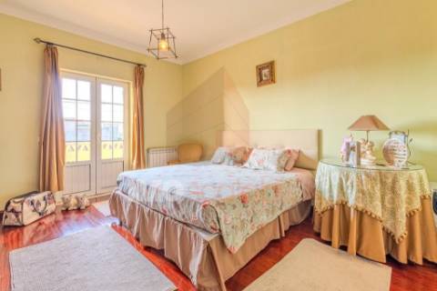 Moradia T4 em Almeirim com garagem, anexo e logradouro