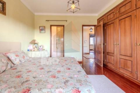 Moradia T4 em Almeirim com garagem, anexo e logradouro