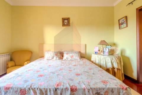 Moradia T4 em Almeirim com garagem, anexo e logradouro