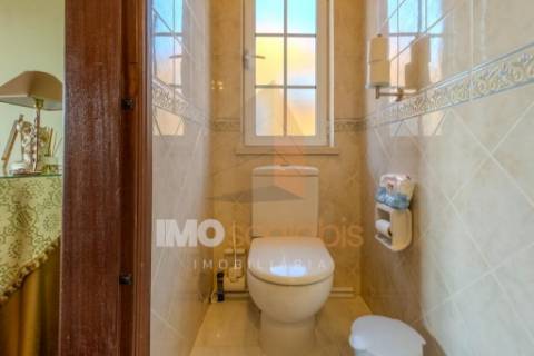 Moradia T4 em Almeirim com garagem, anexo e logradouro