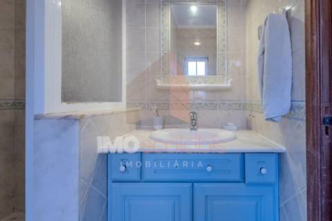 Moradia T4 em Almeirim com garagem, anexo e logradouro