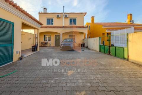 Moradia T4 em Almeirim com garagem, anexo e logradouro