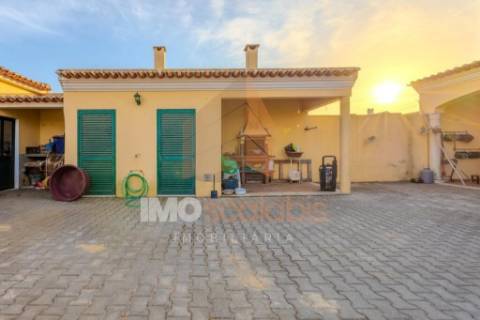 Moradia T4 em Almeirim com garagem, anexo e logradouro