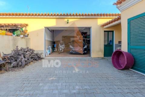 Moradia T4 em Almeirim com garagem, anexo e logradouro