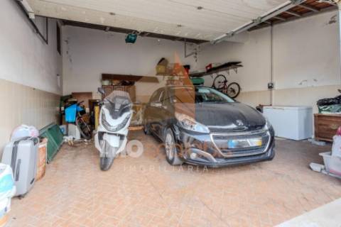 Moradia T4 em Almeirim com garagem, anexo e logradouro