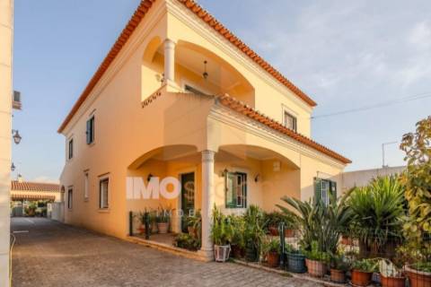 Moradia T4 em Almeirim com garagem, anexo e logradouro