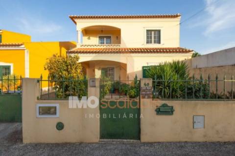 Moradia T4 em Almeirim com garagem, anexo e logradouro